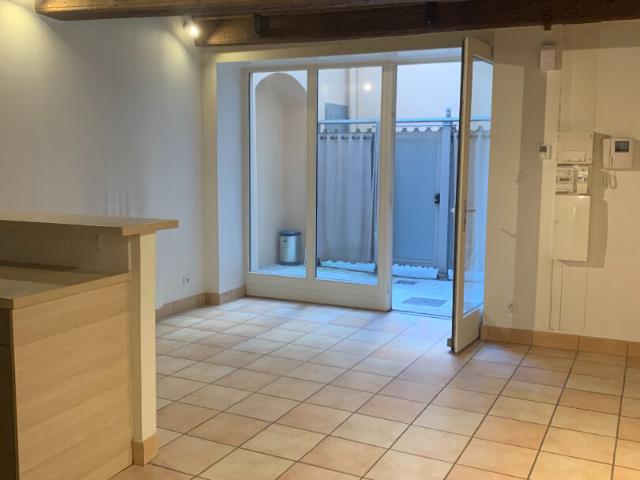 T2 RDC hyper centre avec garage et petite terrasse, Chalon sur saone