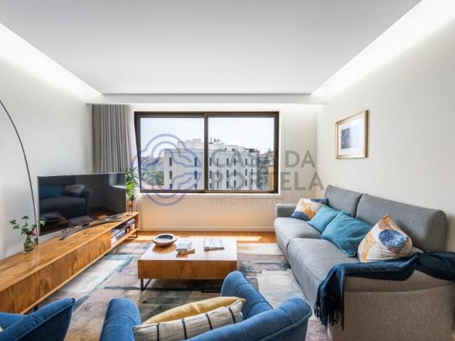 T2 remodelado na Boavista, com duas suites, cozinha equipada e garagem. Sem mobília