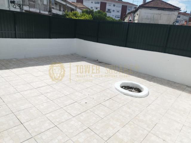 T2 Remodelado na Pontinha com terraço privativo