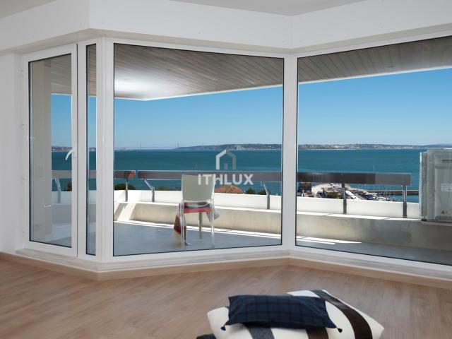 T2 remodelado no Alto da Barra | Último andar | Primeira linha de mar