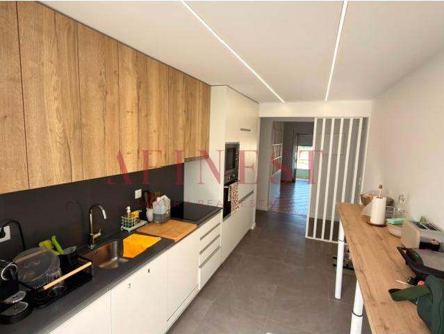 T2 Remodelado no Estoril | Pronto a Habitar | Nascente/Poente |