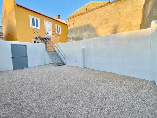 T2 remodelado com terraço em Campolide /Serafina