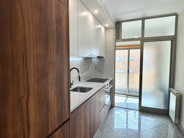 T2 Remodelado, com Varanda e Garagem