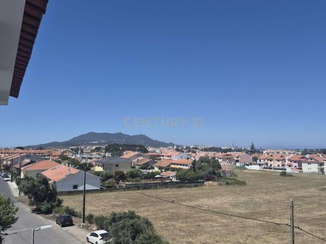 T2 Remodelado com Vista Desafogada Excelente Oportunidade Próximo de Sintra