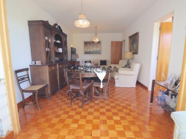 T2 Remodelado com boas áreas e arrecadação em Santo António dos Cavaleiros