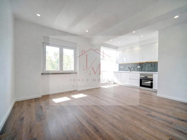 T2 Remodelado com Excelentes Áreas | A poucos minutos de Lisboa