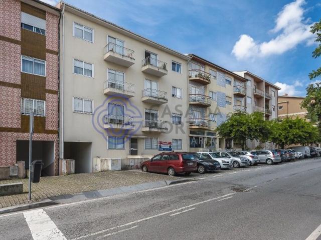 T2 remodelado com garagem box e potencial de ampliação | Fânzeres