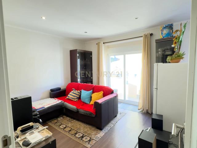 T2 Remodelado, com Logradouro privado com 45m2, no Pragal em Almada!