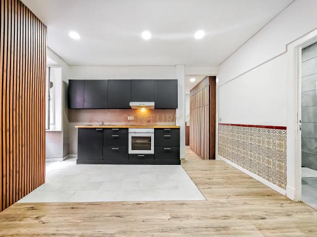 T2 Remodelado com muita luz natural na rua do Diário de Notícias 84 m² no Bairro Alto