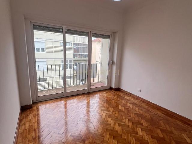 T2 Remodelado em Queluz Belas com 2 Varandas a 1 Minuto da CP