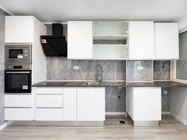 T2 Renovado em Oeiras | Sala Ampla + Cozinha Moderna | 2 WC | Marquise | Arrecadação