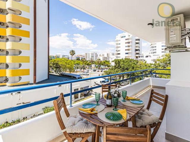 T2 renovado em Quarteira junto ao calçadão