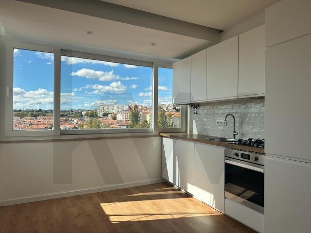 T2 Renovado em Queluz | Excelente Luz Natural e Vista Desafogada