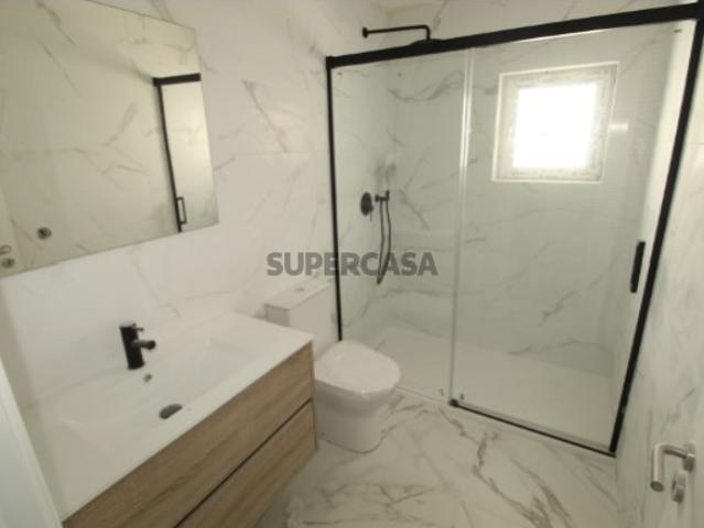 T2 Renovado na Amadora: Modernidade com espaço extra e máximo conforto