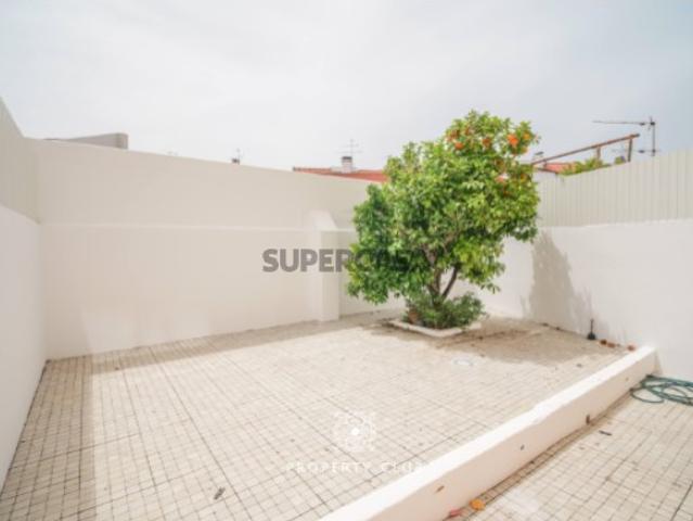 T2 renovado na Amadora com logradouro