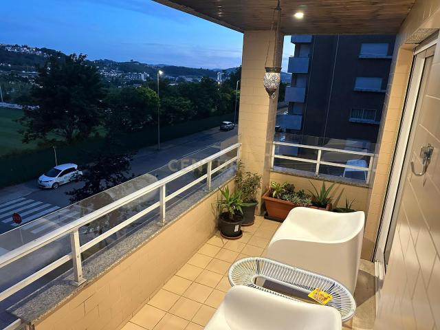 T2 Renovado na Costa em Guimarães com Vista para Penha e Garagem fechada para 2 Carros