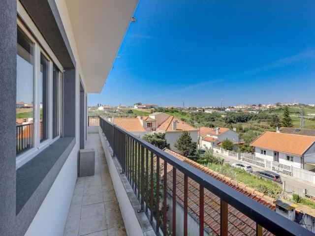 T2 RENOVADO NA SOBREDA COM VARANDA