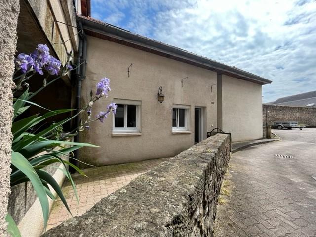 T2 refait à neuf avec courette, Autun