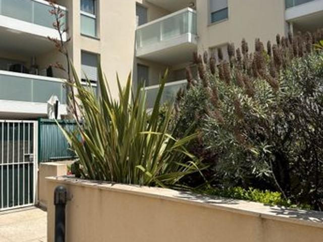T2 residence recente avec terrasse jardin et deux parking