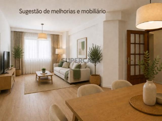 T3+1 Duplex com boas áreas a 5 min carro praia Costa da Caparica