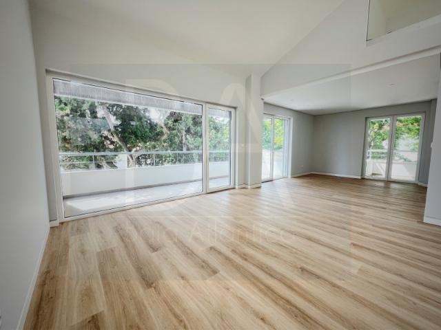 T3+1 Duplex com Mezanino, 3 Suítes e 3 Estacionamentos em Carcavelos