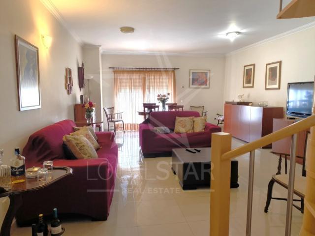 T3+1 Duplex com Sótão Habitável, Garagem e Vista Aberta na Cutileira, Caldas da Rainha
