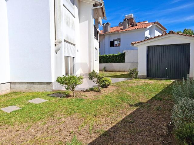 T3+1 Renovated with Private Garden and Garage in Linda a Velha