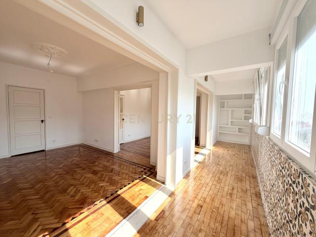 T3+1 Totalmente Remodelado para Arrendamento em Alvalade