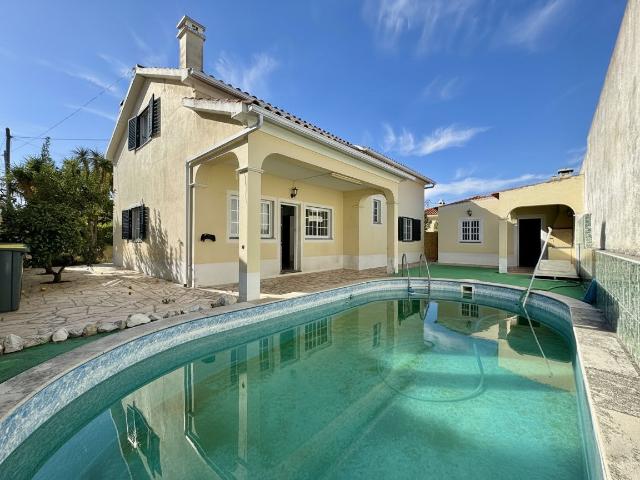 T3+2 em Vila Nogueira de Azeitão – disponível para visita imediata!