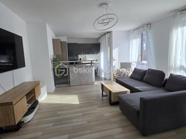 ?T3/4 LUMINEUX,BALCON,2 PARKINGS, PROCHE CRECHE, COMMERCES ET BUS MANTES LA JOLIE !