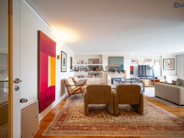 T4+1 de 200m² Renovado com 2 Suites