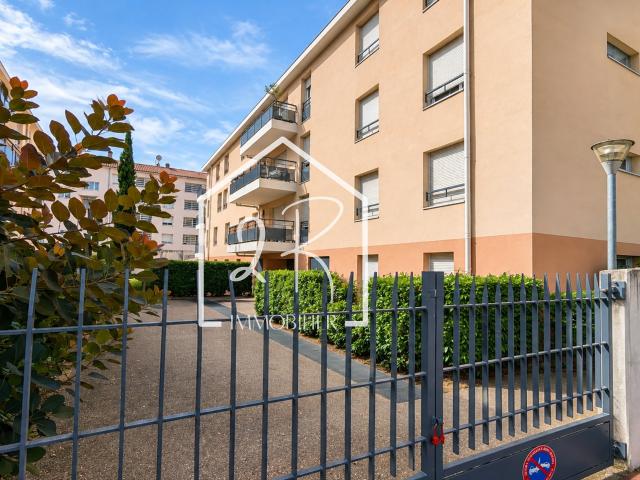 T4 80 m2 habitables Terrasse 2 places de parking