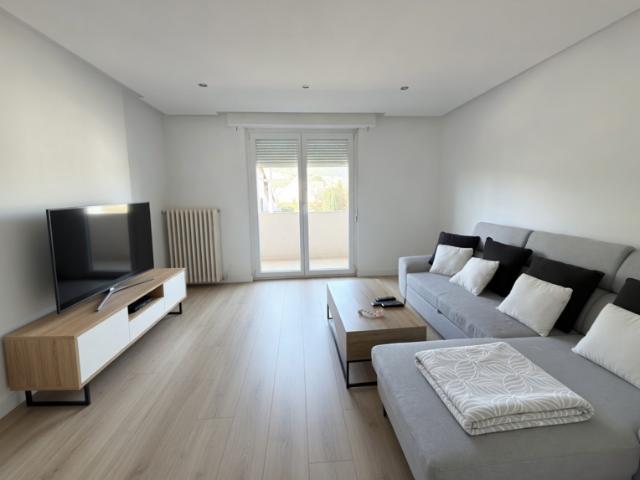 T4 85 m2 traversant avec balcon, garage, cave et parking W