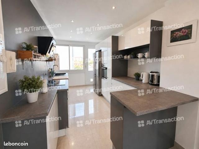T4 97 m² – suite parentale – 2 balcons parking mermoz