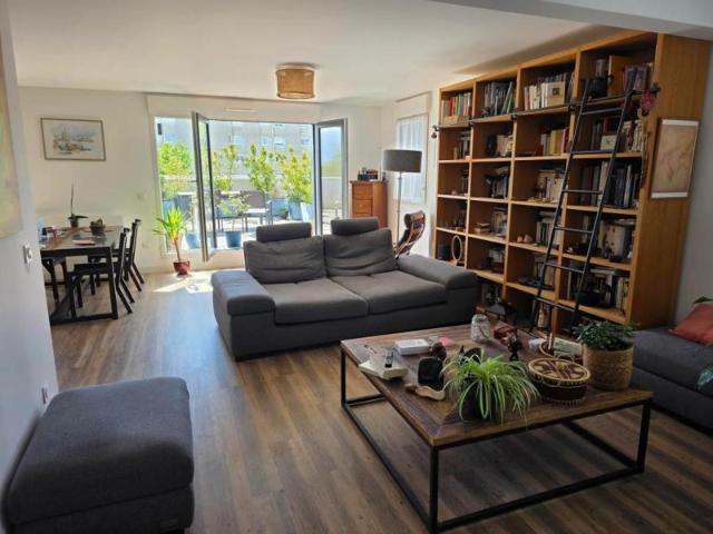 T4 98 m2 · Dernier étage · Terrasse 42 m2 plein sud · DPE A