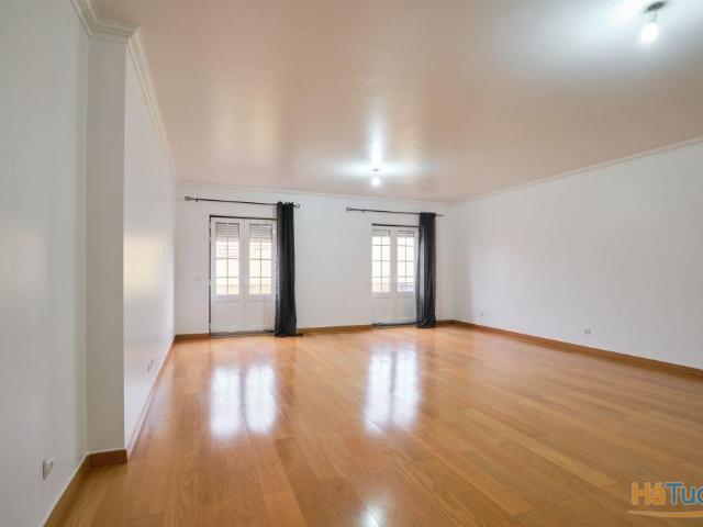 T4 + 1 c/ Varanda, Terraço, Sótão c/ WC + 3 Lugares estacionam/ | 26064075407