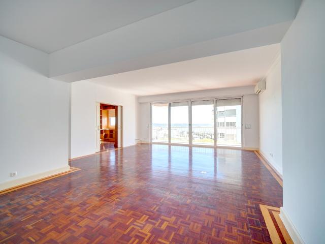 T4 +1 totalmente Remodelado a Estrear no Restelo com Vista Rio Tejo