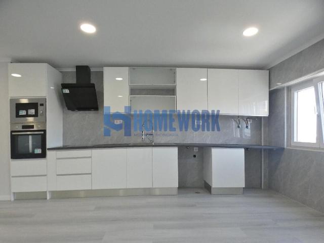T4 Totalmente Remodelado com Open Space, Varanda e Lareira | Amora, Seixal