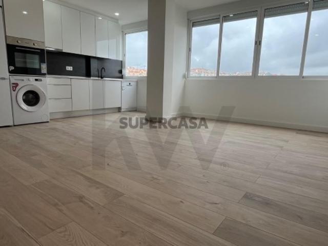 T4 Totalmente Remodelado com Varanda Damaia de Cima