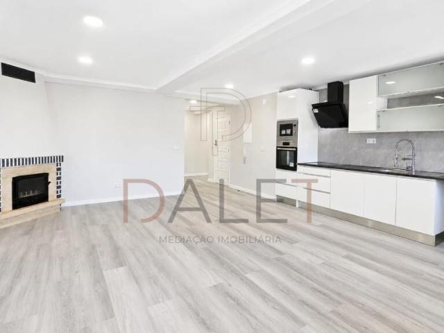T4 totalmente remodelado com 120 m², varanda e excelente localização na Cruz de Pau