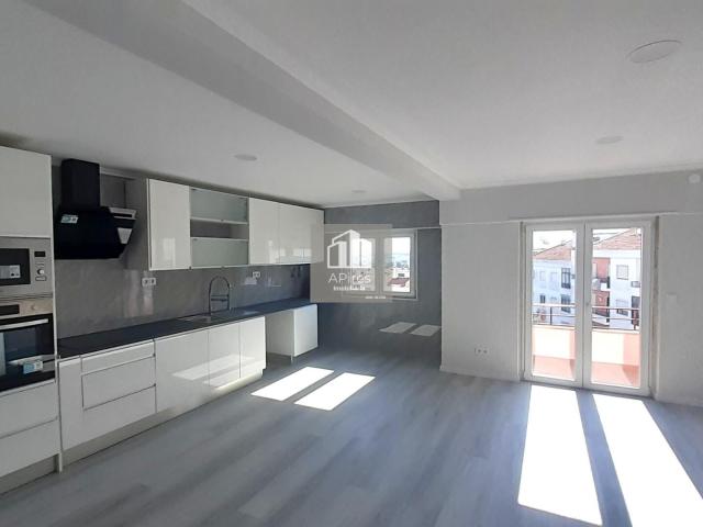 T4 Totalmente Remodelado na Amora com Áreas Generosas, Muita Luz e Pronto a Habitar