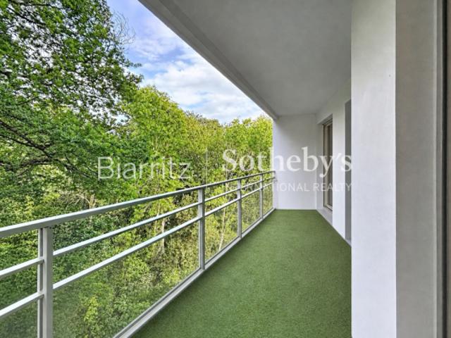 T4 traversant avec terrasse et balcon – Aguiléra, résidence sécurisée