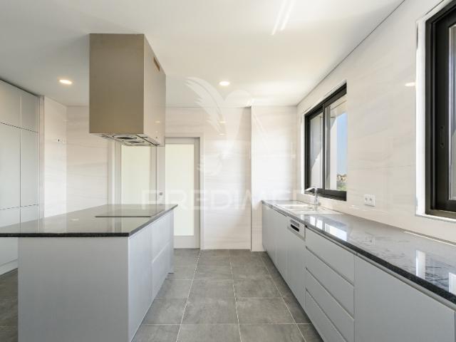 T4 Último Piso com Terraço de 120 m² na Rotunda da Boavista – Porto