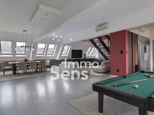 T4 VIEUX LILLE DERNIER ETAGE LUMINEUX ET TRAVERSANT