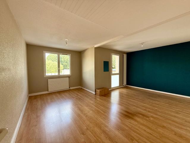 T4 A RENOVER / CALME / SECTEUR RECHERCHE !