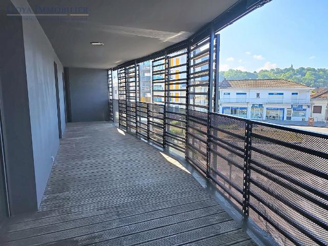 T4 avec terrasse, parking, proche commodités