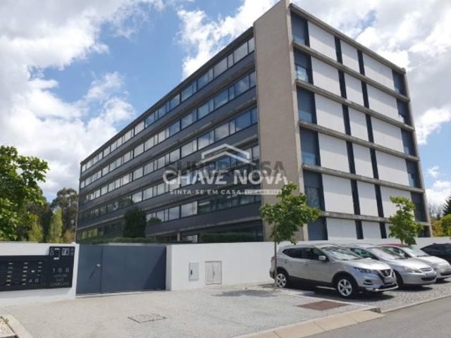T4 c/ Varanda em Condomínio Fechado em Mafamude