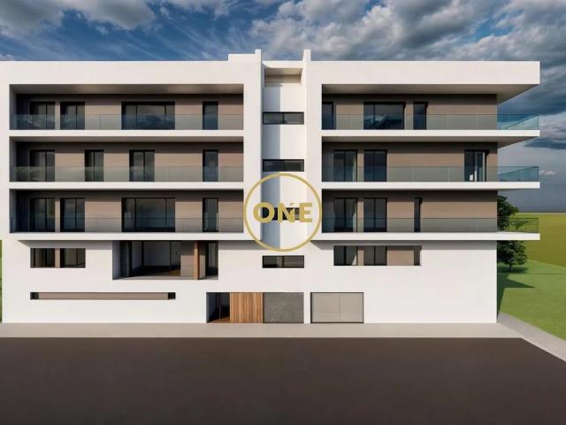 T4 com 150m2, varanda circundante de todo o andar