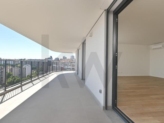 T4 com 289m2 no 11º andar do VISTA MIREAR, Miraflores, com terraço, garagem e arrecadação