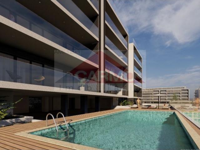 T4 com acabamentos de luxo, Condomínio com Piscina e Ginásio. Oferta da Escritura